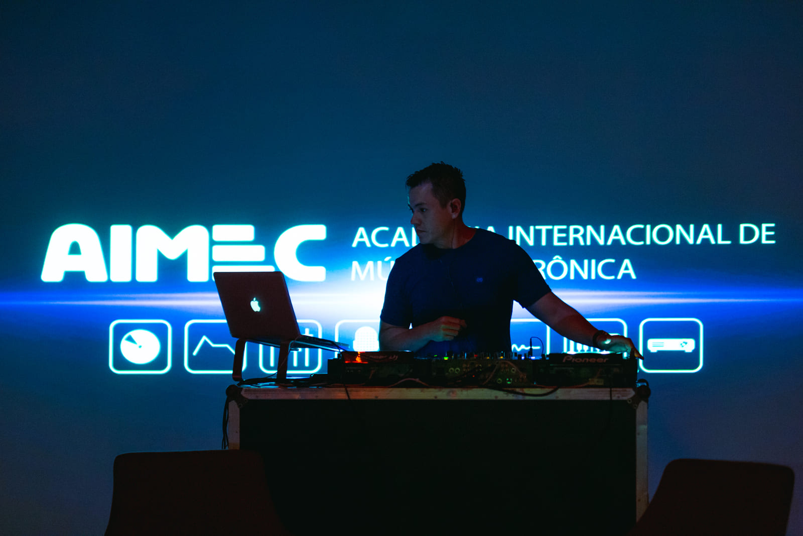 Open DJ AIMEC — aluno no palco