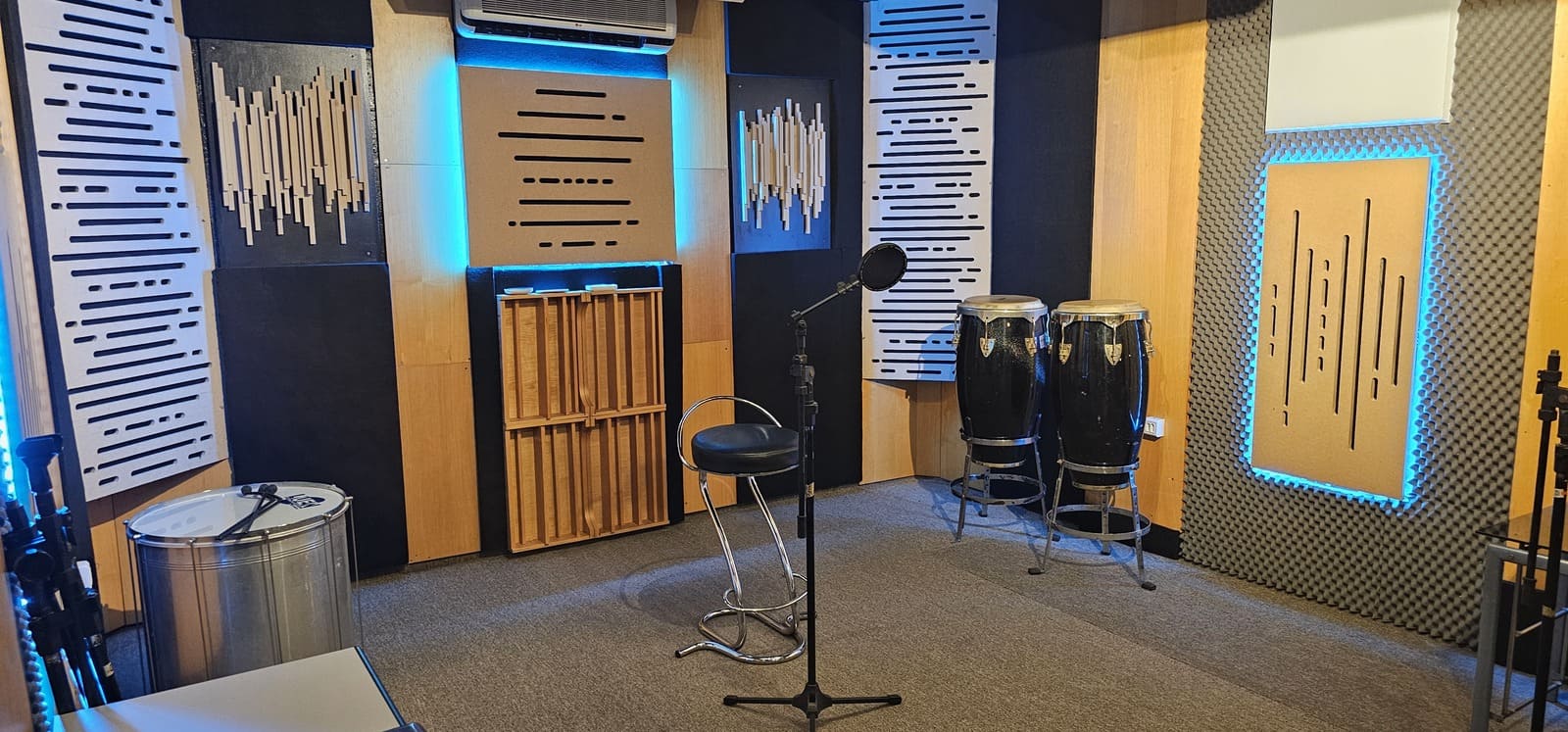 Sala acústica com percussão